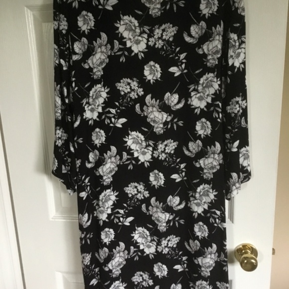 NWT Kimono. Black and white floral. - Picture 2 of 4